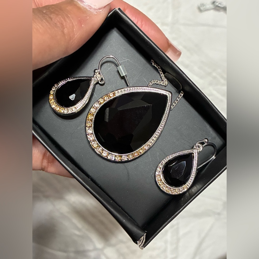 NWOT Elegant Black and Silver Tear Drop Earring and Necklace Jewelry Set